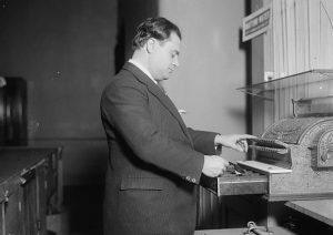 Beniamino Gigli by the cash register